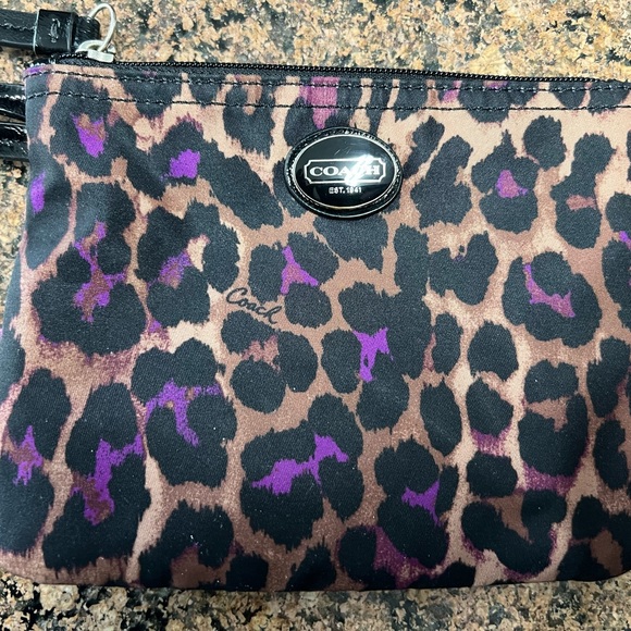 6 great condition hand bags ozone come with wallets. Serious inquiries only. - Picture 2 of 10